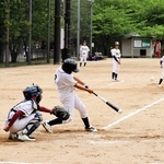 力強くバットを振る選手＝香美町香住区境