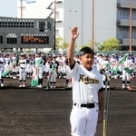 開会式で宣誓する岩屋神戸衹園の山内敬歩主将＝Ｇ７スタジアム神戸