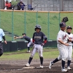 稲美エンジェルス-二見フレンズジュニア　３塁に到達して笑みを浮かべる二見フレンズジュニアの選手（中央）