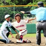 笹原ライオンズ－用海サントス　３回表、二盗を決める笹原の選手＝いずれも西宮市甲子園浜２、甲子園浜野球場