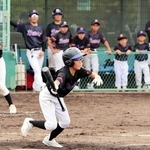 芦屋ベアーズ－鳴尾東ビクターズ　６回表、出塁を試みる芦屋の選手