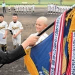 優勝旗を受け取る曽根青龍野球クラブの選手＝いずれも日岡山公園野球場（撮影・増井哲夫）