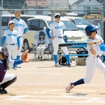 力いっぱいバットを振る尾崎野球スポーツ少年団の選手＝赤穂元禄スポーツセンター