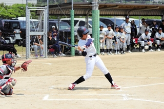 懸命にプレーする選手