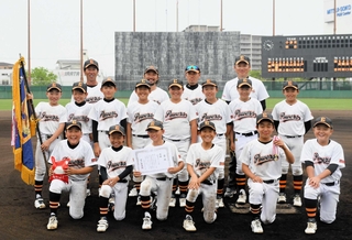 神戸地区Ｂブロック予選大会で連覇を果たした枝吉パワーズの選手ら＝Ｇ７スタジアム神戸