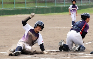 ホームに滑り込む大野インプレッションズの選手＝洲本市市民交流センター野球場