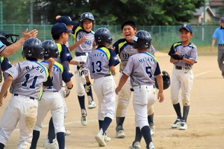 逆転勝ちして喜ぶウッディボーイズウエストの選手たち＝丹波篠山市日置
