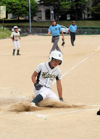 ホームインするウッディボーイズイーストの河北康佑選手＝丹波篠山市今田町今田新田