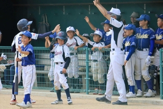 本塁打を放った畠中瑛也選手（８）を迎える西紀・今田合同チームの選手ら＝丹波篠山市日置