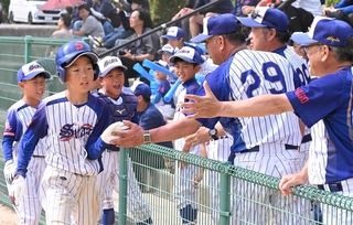 ４回裏に生還し、選手や監督らとハイタッチする畑陽真選手（左から２番目）＝丹波篠山市今田町今田新田