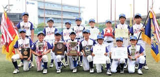 初優勝を決めた御影少年野球部の選手＝Ｇ７スタジアム神戸
