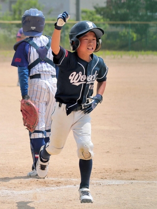 本塁打を放ち、拳を突き上げてベンチへ戻る早田扶選手＝いずれも城東グラウンド（撮影・秋山亮太）