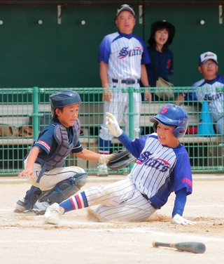 投打で活躍した柏原スターズの高橋蒼空主将（手前右）