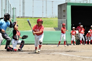 決勝の４回表、勝ち越しの適時打を放つ自由が丘レッドファイターズの山本一輝選手＝いずれもアラジンスタジアム