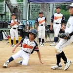 本塁に滑り込む志筑少年野球団の選手