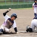 ホームに滑り込む大野インプレッションズの選手＝洲本市市民交流センター野球場