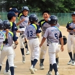 逆転勝ちして喜ぶウッディボーイズウエストの選手たち＝丹波篠山市日置