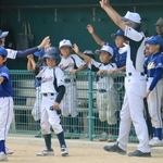 本塁打を放った畠中瑛也選手（８）を迎える西紀・今田合同チームの選手ら＝丹波篠山市日置