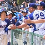 ４回裏に生還し、選手や監督らとハイタッチする畑陽真選手（左から２番目）＝丹波篠山市今田町今田新田