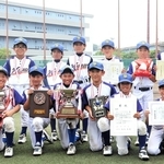初優勝を決めた御影少年野球部の選手＝Ｇ７スタジアム神戸