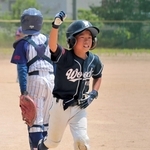 本塁打を放ち、拳を突き上げてベンチへ戻る早田扶選手＝いずれも城東グラウンド（撮影・秋山亮太）