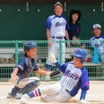 投打で活躍した柏原スターズの高橋蒼空主将（手前右）