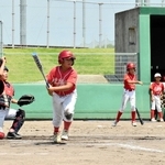 決勝の４回表、勝ち越しの適時打を放つ自由が丘レッドファイターズの山本一輝選手＝いずれもアラジンスタジアム