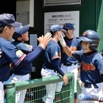 決勝の１回裏、先制のホームを踏み、仲間から祝福を受けるくるみビックスの中塚琳乃助選手（右から２人目）