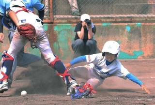 果敢に生還する潮ブルーナインの選手（右）＝いずれも浜甲子園運動公園野球場