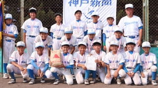 初優勝した潮ブルーナインの選手ら