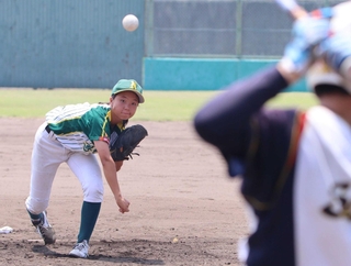 力投する鳴尾東の西村綺咲投手