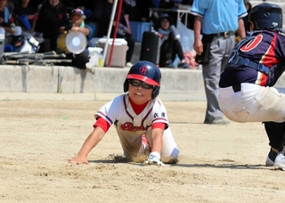 本塁に滑り込む洲本ゴンターズの選手