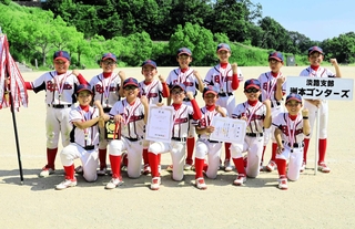 優勝を果たした洲本ゴンターズ＝いずれも五色県民健康村