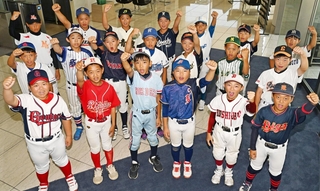 県大会での健闘を誓って拳を上げる各チームの主将ら＝神戸市中央区、神戸新聞社（撮影・斎藤雅志）