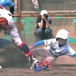 果敢に生還する潮ブルーナインの選手（右）＝いずれも浜甲子園運動公園野球場