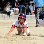 本塁に滑り込む洲本ゴンターズの選手