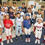 県大会での健闘を誓って拳を上げる各チームの主将ら＝神戸市中央区、神戸新聞社（撮影・斎藤雅志）