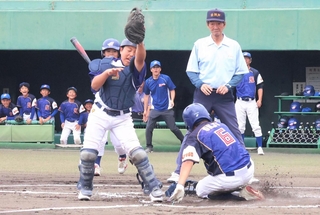 ブロック予選で熱戦を繰り広げる選手たち＝神戸市須磨区、Ｇ７スタジアム神戸