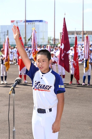 元気よく選手宣誓する御影少年野球部の藤井悠誠主将＝神戸市須磨区、Ｇ７スタジアム（撮影・斎藤雅志）