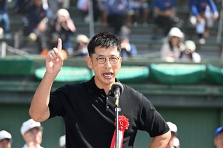 開会式でサプライズで登場し、選手たちを激励する元阪神タイガース監督の矢野燿大さん＝神戸市須磨区、Ｇ７スタジアム（撮影・斎藤雅志）