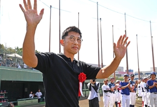 開会式でサプライズで登場した元阪神タイガース監督の矢野燿大さん＝神戸市須磨区、Ｇ７スタジアム（撮影・斎藤雅志）