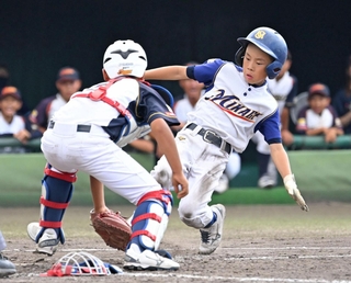 ４回、藤井悠誠選手の適時打で米田球真選手が生還し、御影が同点に追いつく＝いずれもＧ７スタジアム神戸（撮影・大田将之）
