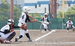 ３回、尼崎の吉田煌人（１４）が適時打を放ち、三走の桑田千瞬選手が生還。２ー１と勝ち越す（撮影・小林良多）