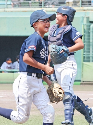 ４回、ピンチを切り抜け、笑顔で駆けるウッディの内田隼人投手（左）と吉田晃次朗選手のバッテリー（撮影・小林良多）