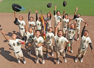 優勝を決め、帽子を空へと投げて喜ぶ曽根青龍野球クラブの選手たち＝神戸市須磨区、ほっともっとフィールド神戸（撮影・笠原次郎） 