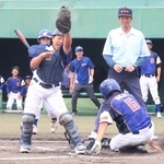 ブロック予選で熱戦を繰り広げる選手たち＝神戸市須磨区、Ｇ７スタジアム神戸