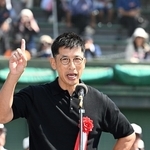 開会式でサプライズで登場し、選手たちを激励する元阪神タイガース監督の矢野燿大さん＝神戸市須磨区、Ｇ７スタジアム（撮影・斎藤雅志）