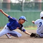 長坂-潮　熱戦を繰り広げる選手ら＝神戸市須磨区、Ｇ７スタジアム