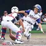 ４回、藤井悠誠選手の適時打で米田球真選手が生還し、御影が同点に追いつく＝いずれもＧ７スタジアム神戸（撮影・大田将之）