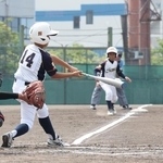 ３回、尼崎の吉田煌人（１４）が適時打を放ち、三走の桑田千瞬選手が生還。２ー１と勝ち越す（撮影・小林良多）